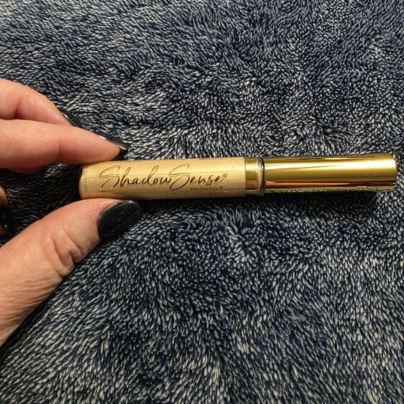 Buttercup Shimmer Eyeshadow - Picture 2 of 3